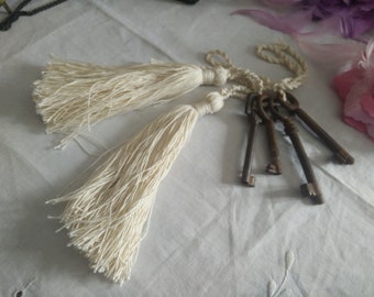 4 rusty sceleton keys with tassels, shabby chic, brocante, French chic, boudoir style, antique keys