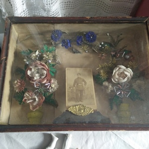 Rzadki niemiecki imperialny żałobny cień box, fotografia żołnierza z ok. 1860 r., ozdoba z piór drzewnych, jedwabne kwiaty, brocante, wiktoriański, wojskowy