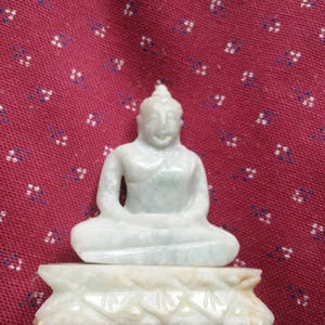 Jade oder Jadeit Thai Buddha, echter Stein und Handgeschnitzt, thailand
