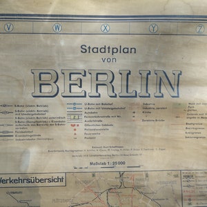 Könnte beinhalten: Eine Vintage-Karte von Berlin, Deutschland, im Maßstab 1:25.000. Die Karte zeigt das Verkehrssystem der Stadt, einschließlich S-Bahn, U-Bahn und Straßenbahnlinien. Sie enthält auch wichtige Sehenswürdigkeiten wie Parks, Kirchen und Industriegebiete.