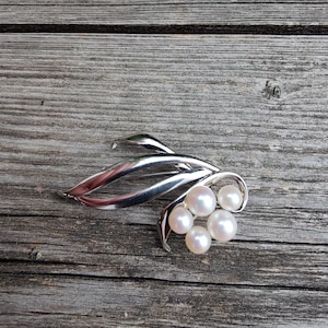 Broche vintage de perlas Mikimoto con lazo plateado, perlas cultivadas japonesas antiguas, broche de mediados de siglo