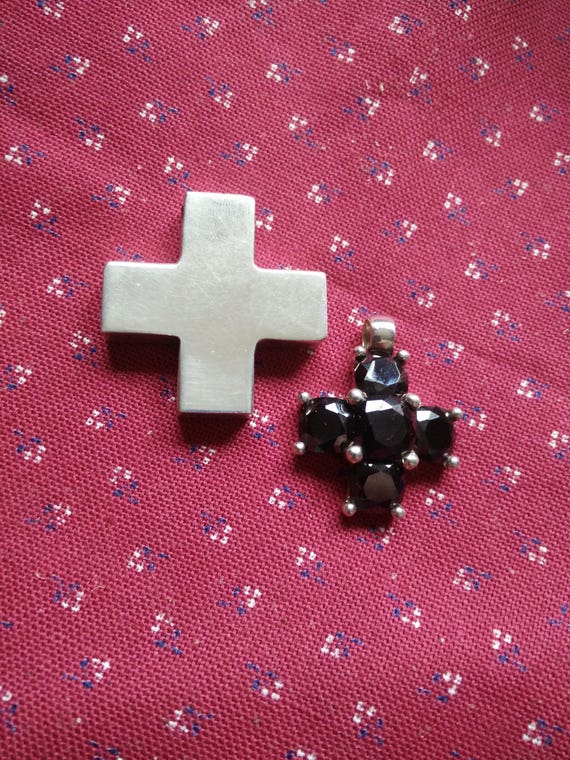 2 silberfarbene Kreuz Anhänger für Lederriemen oder größere Ketten, Silber Anhänger, schwarz und Silber Kreuz, 925, Sterlingsilber