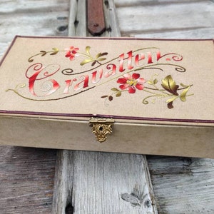 Braune Halsband box, stoffbezogene Box, Linnen Stickerei, viktorianisch, ca 1880-1900, brocante style, shabby chic,