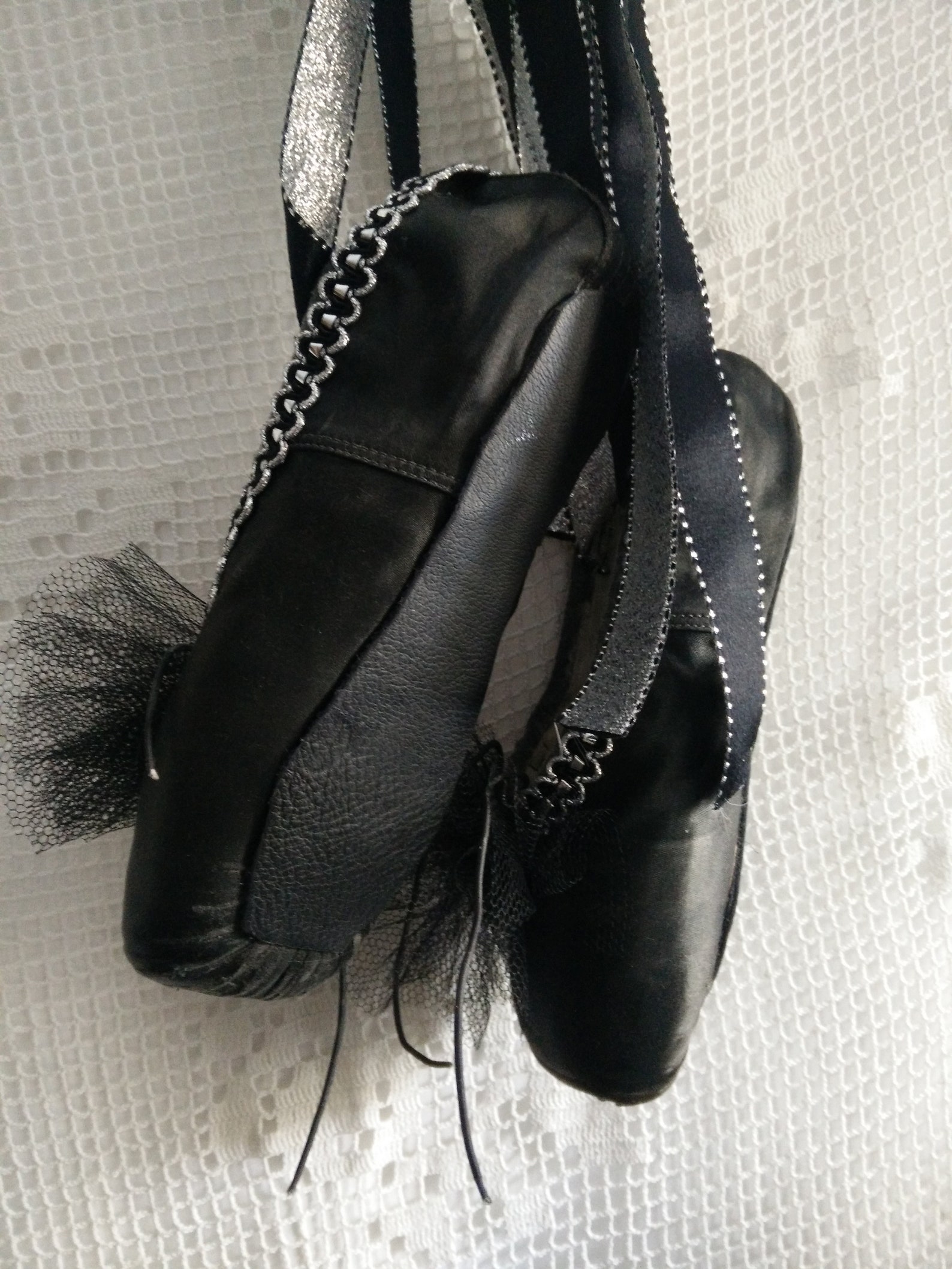 black vintage used, distressed pointe shoes, balerina shoes, ballet shoes, shabby chic, brocante, boudoir style, french chic, gu