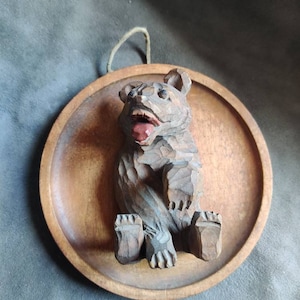 Antico orso intagliato appeso alla parete, orso della foresta nera, simpatico ornamento da parete antico, polveroso