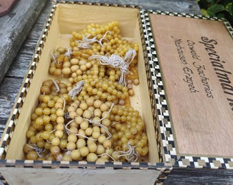 early plastic beads from the 1940s, art deco, greasy yellow