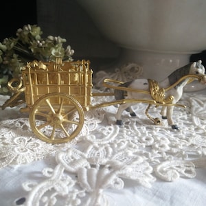 Rare ormolu horse carriage ring bearer, jewellery box, ring pillow, ormolu horse cage,  art nouveau, ca 1860-90, gilded filigree horse