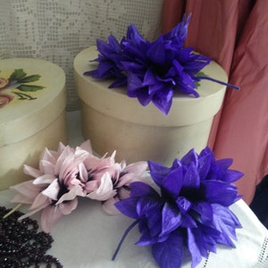 Large, violett and pink colored silk flowers, vintage millinery flowers, ansteckblumen, hat flowers, shabby chic, brocante, French chic