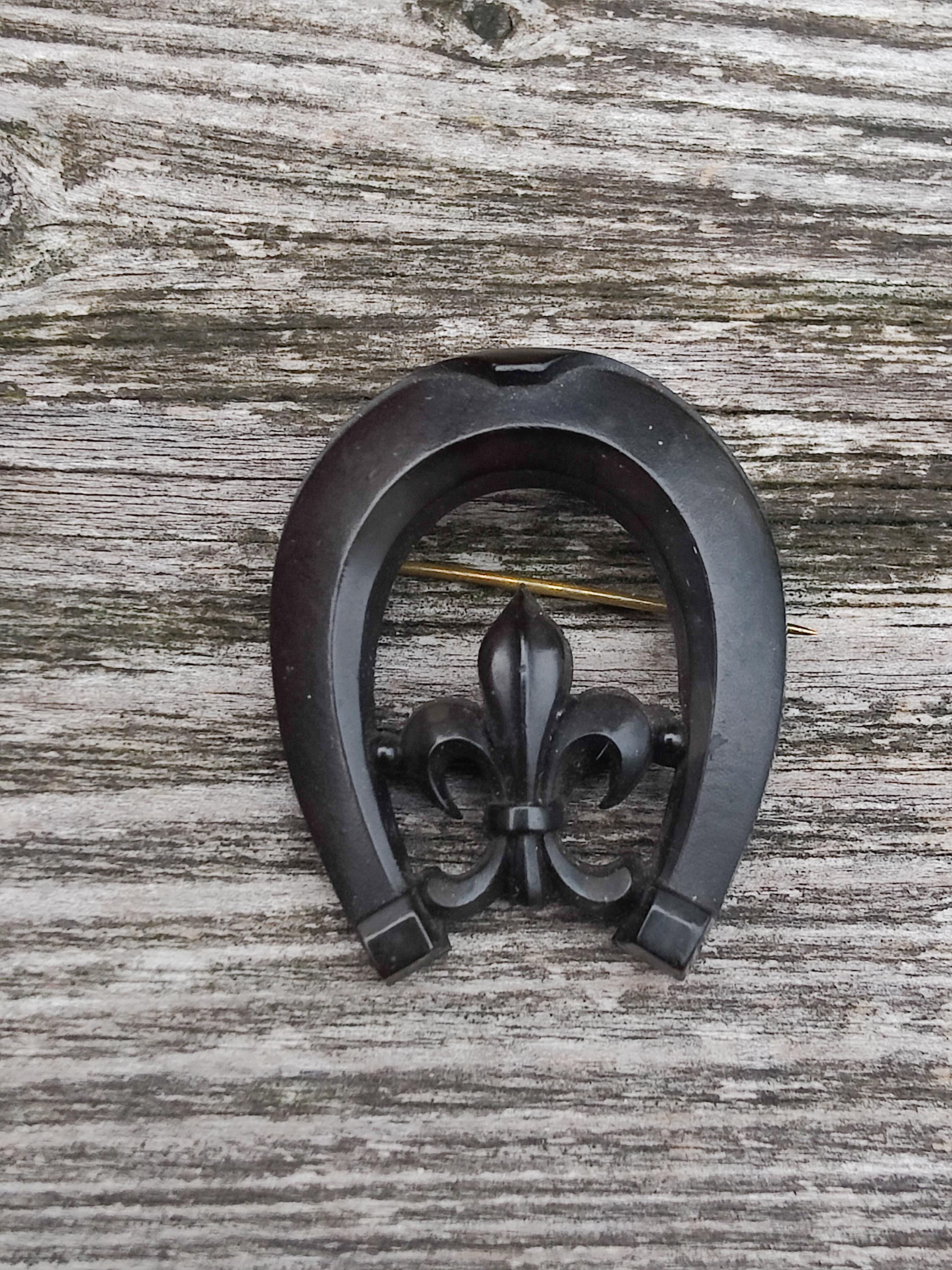 Broche fleur nore perlée - bazar de bea | Fleur nor, Broche, Fleurs