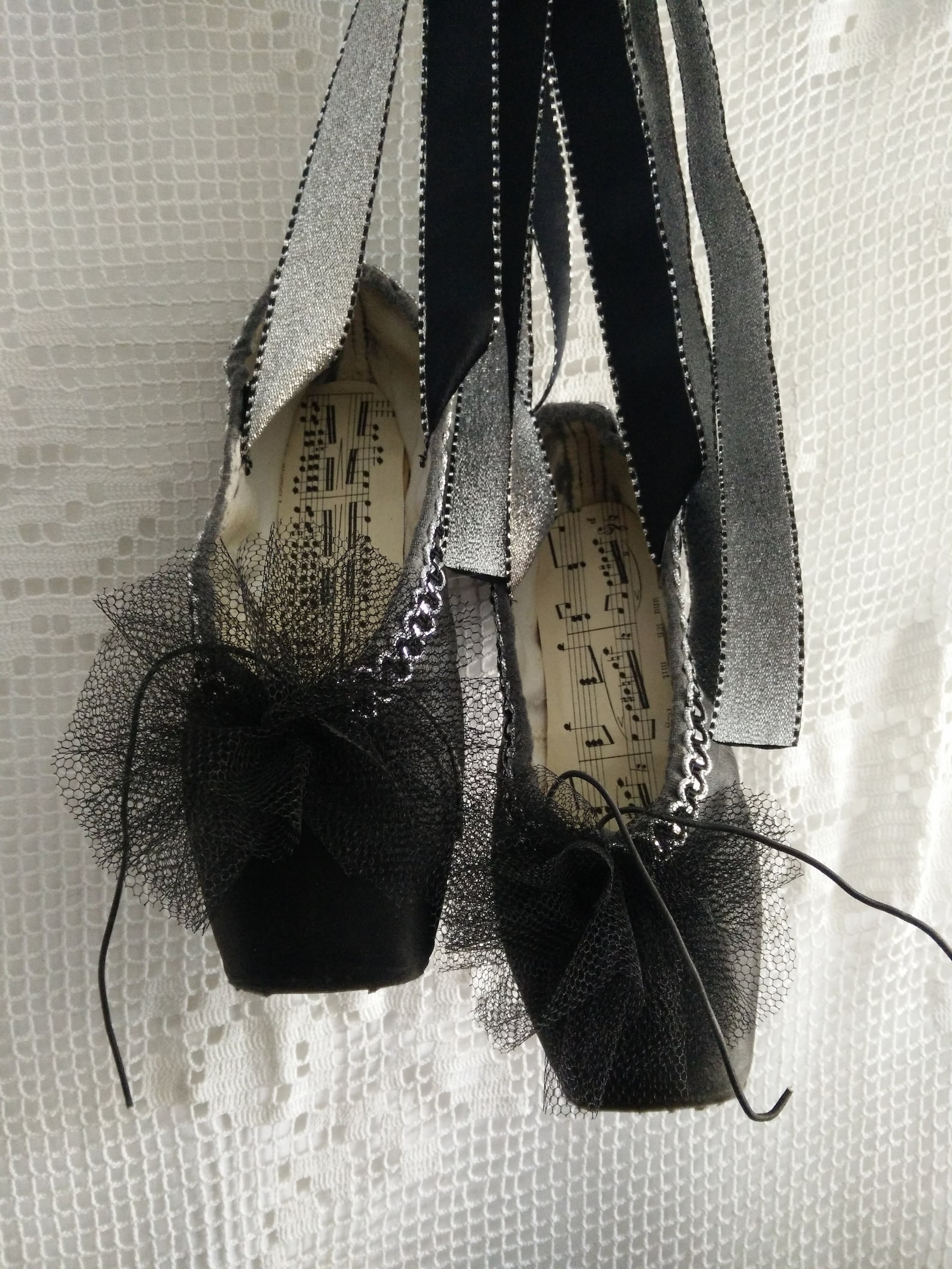 black vintage used, distressed pointe shoes, balerina shoes, ballet shoes, shabby chic, brocante, boudoir style, french chic, gu