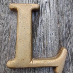 letra grande L, letra art déco, alfabeto, muito antigo, cor de latão, madeira