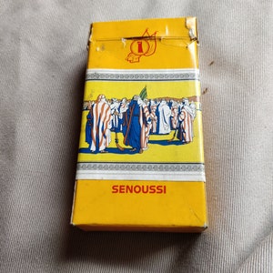 Oude senoussi-sigarettendoos, kartonnen sigarettenverpakking, leeg, met Arabisch ontwerp,