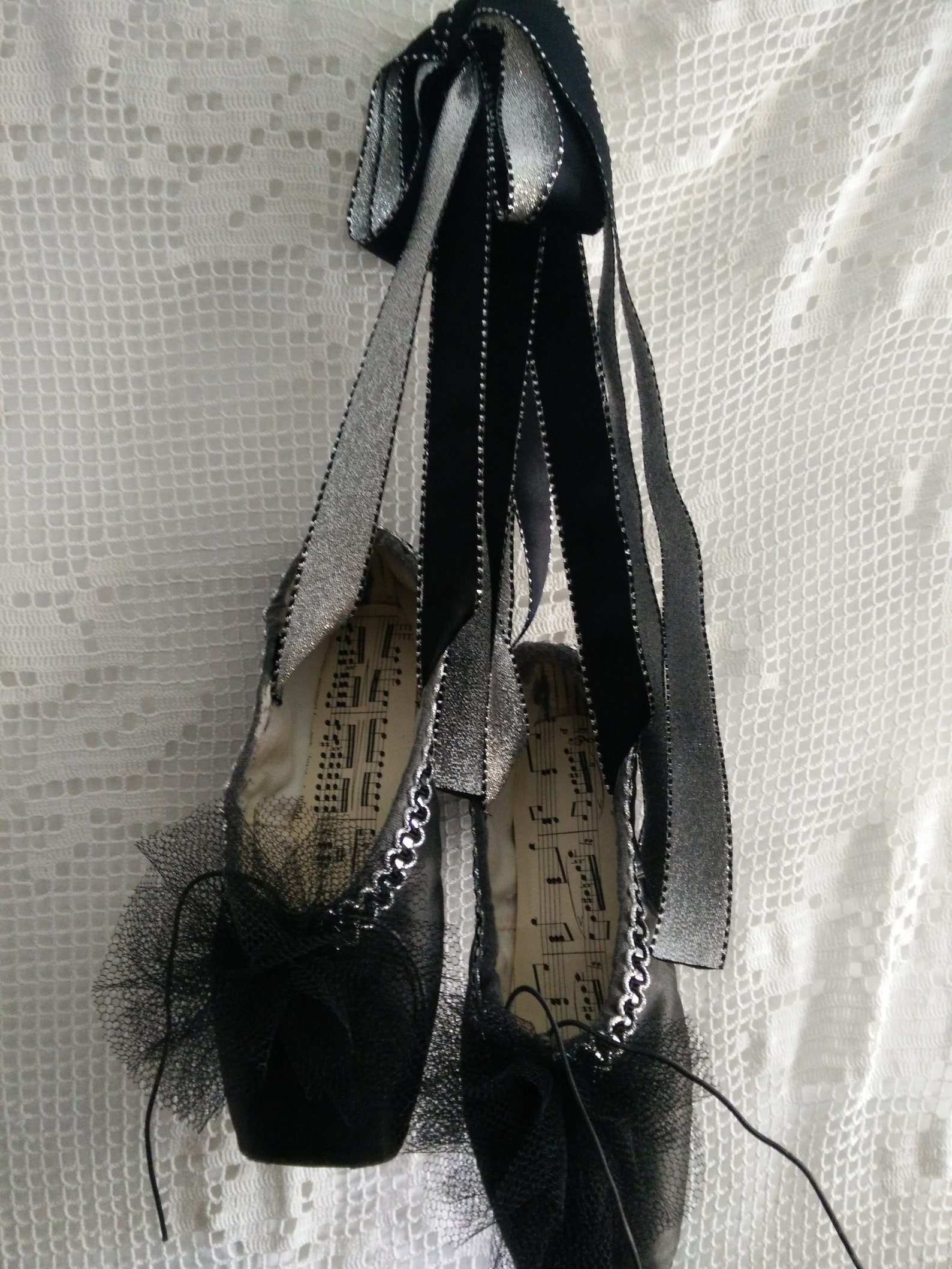black vintage used, distressed pointe shoes, balerina shoes, ballet shoes, shabby chic, brocante, boudoir style, french chic, gu