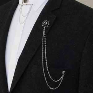 Broche de cadena de chaqueta de timón personalizado, pin de cuello de letra personalizado, solapa hecha a mano, hombre de regalo, accesorio de joyería para hombres padrinos de boda