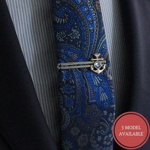 Alfiler de corbata con ancla y timón con piedra blanca, alfiler de corbata para hombre, alfiler de corbata para boda, regalo para él, accesorio para hombre, regalo para padre o papá.