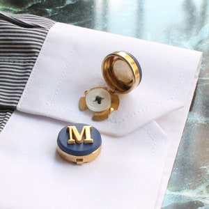 パーソナライズされたボタンカバーカフリンクス、手作りのイニシャル入りカフリンクス、ボタンカバーギフト、スーツ用イニシャルカフリンクス、新郎用ウェディングカフリンクス