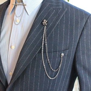 Broche de solapa de cadena hecho a mano y personalizado de ónix negro, alfiler de cuello de chaqueta con letra personalizada, regalos para hombre, joyería para padrinos de boda.