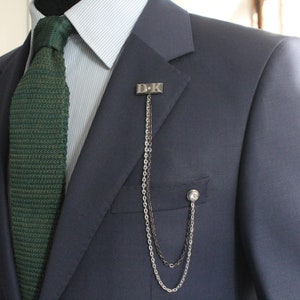 Broche de solapa de cadena hecho a mano y personalizado, alfiler de cuello de chaqueta con letra personalizada, regalo para hombre, accesorio de joyería para padrinos de boda.