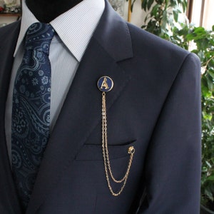 Broche de solapa de cadena hecho a mano y personalizado, alfiler de cuello de chaqueta con letra personalizada, regalo para hombre, accesorio de joyería para padrinos de boda.