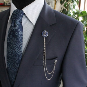 Broche de solapa de cadena hecho a mano y personalizado, alfiler de cuello de chaqueta con letra personalizada, regalo para hombre, accesorio de joyería para padrinos de boda.
