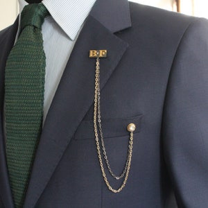 Broche de solapa hecho a mano de cadena personalizada, alfiler de chaqueta de carta personalizado, regalos para el marido del hombre, accesorios de joyería para hombres padrinos de boda