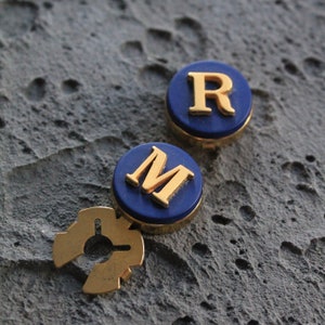 Gemelos con botón personalizado, gemelos con inicial de letra hechos a mano, joyas de diseño para hombre, regalos para él, accesorio de boda para padrinos de boda