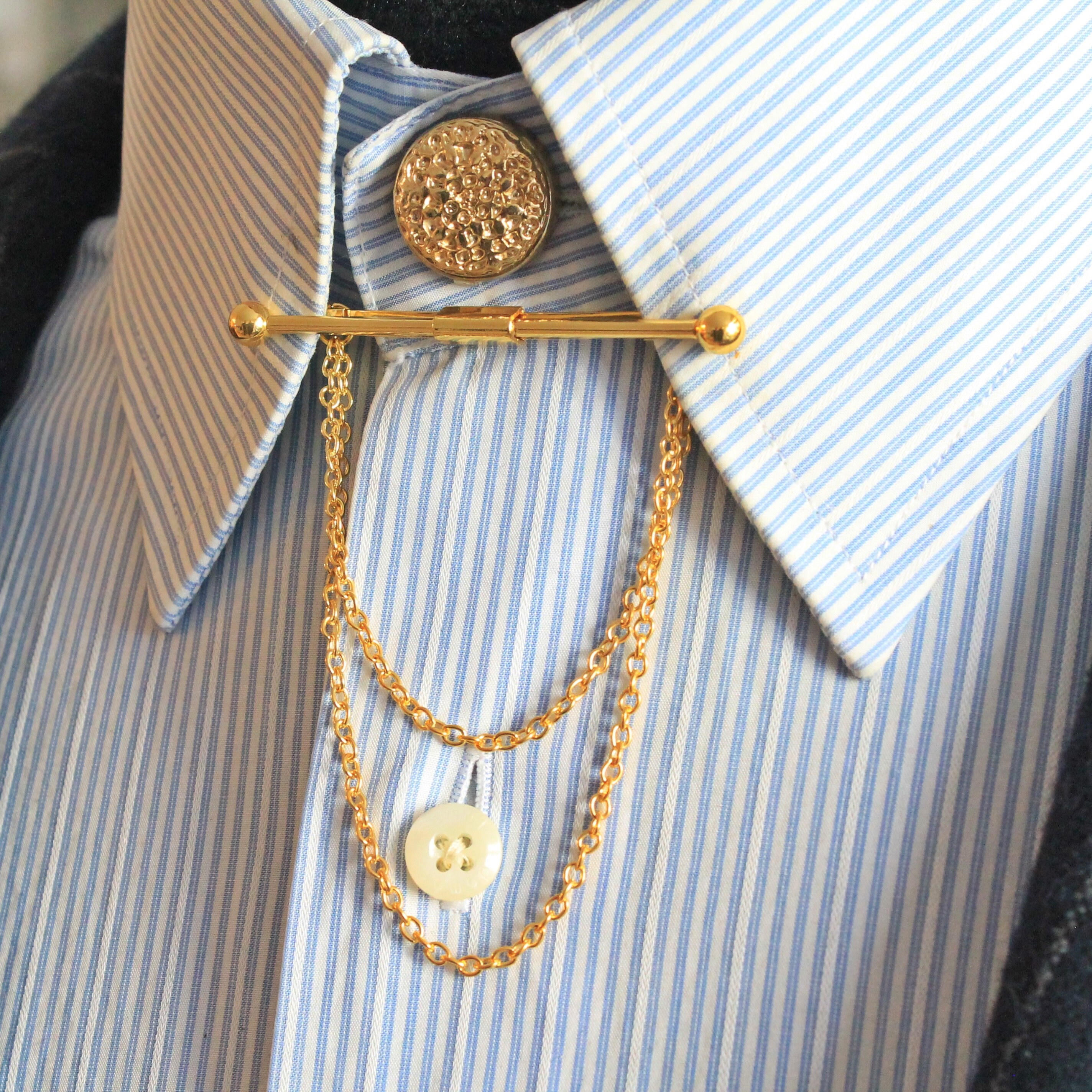 Broche Knighthood En Métal Avec Gravure Et Pampille - Accessoire Pour Col De Costume, Boutons De Chemise - Homme Et Femme