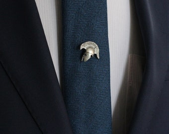 Casque Spartan Tie Tack avec chaîne, pince à cravate, pince à cravate, design unique fait à la main, bijoux de mariage pour hommes, cadeau pour son mari, cadeaux homme papa