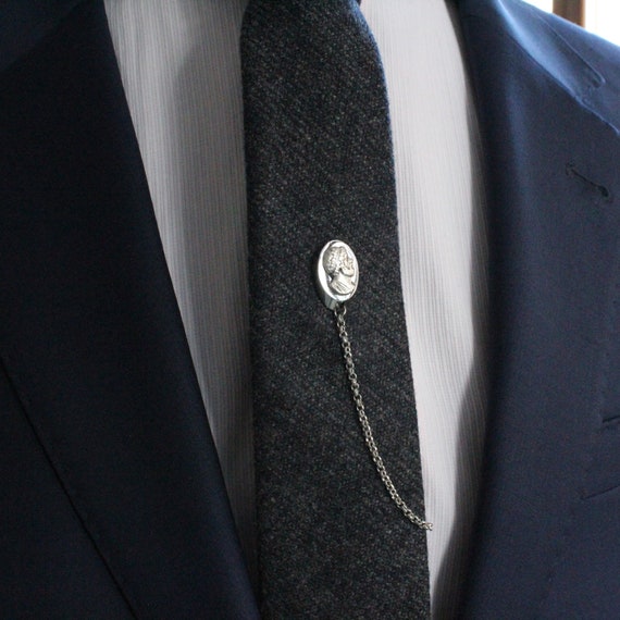 Novelle | Fermacravatta color argento con zirconia blu e trasparente