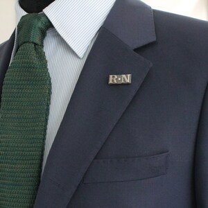 Broche de chaqueta personalizado, broche de chaqueta con letra personalizada, broche de chaqueta hecho a mano, regalo para hombre, accesorio de joyería para boda de padrinos de boda.