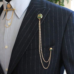 Broche de solapa de cadena verde hecho a mano inicial, alfiler de cuello de chaqueta de carta personalizada, regalos para hombre, accesorios de joyería para hombres padrinos de boda