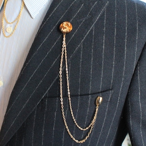 Broche de solapa de cadena hecho a mano con ojo de tigre de piedra natural, personalizado, con letra personalizada, para chaqueta, regalo para hombre, joyería para padrinos de boda.