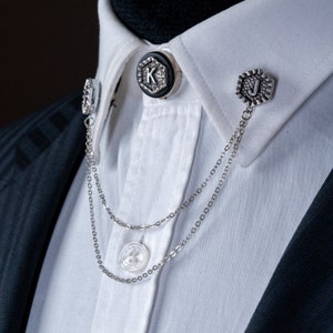 Broche de colarinho com letras personalizadas, broche de corrente personalizado, broche de lapela feito à mão para camisa, presentes para padrinhos de casamento, joias e acessórios para casamento