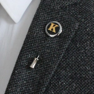 Pin de solapa personalizado, broche de chaqueta personalizado, pin de cuello con letras para hombre, regalo para él, accesorio para hombre, regalos para padrinos de boda
