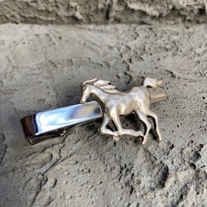 Clips de corbata hechos a mano con figura de caballo de carreras, barra de corbata plateada, alfiler de corbata de boda, regalo para él, accesorio de hombre, padrino de boda de padre papá