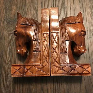 Podpórki do książek w kształcie popiersia konia w stylu vintage PARA z litego drewna, ręcznie rzeźbione, wykończenie orzechowe, importowane z hawajskiego Cheval w stylu Mid Century Modern