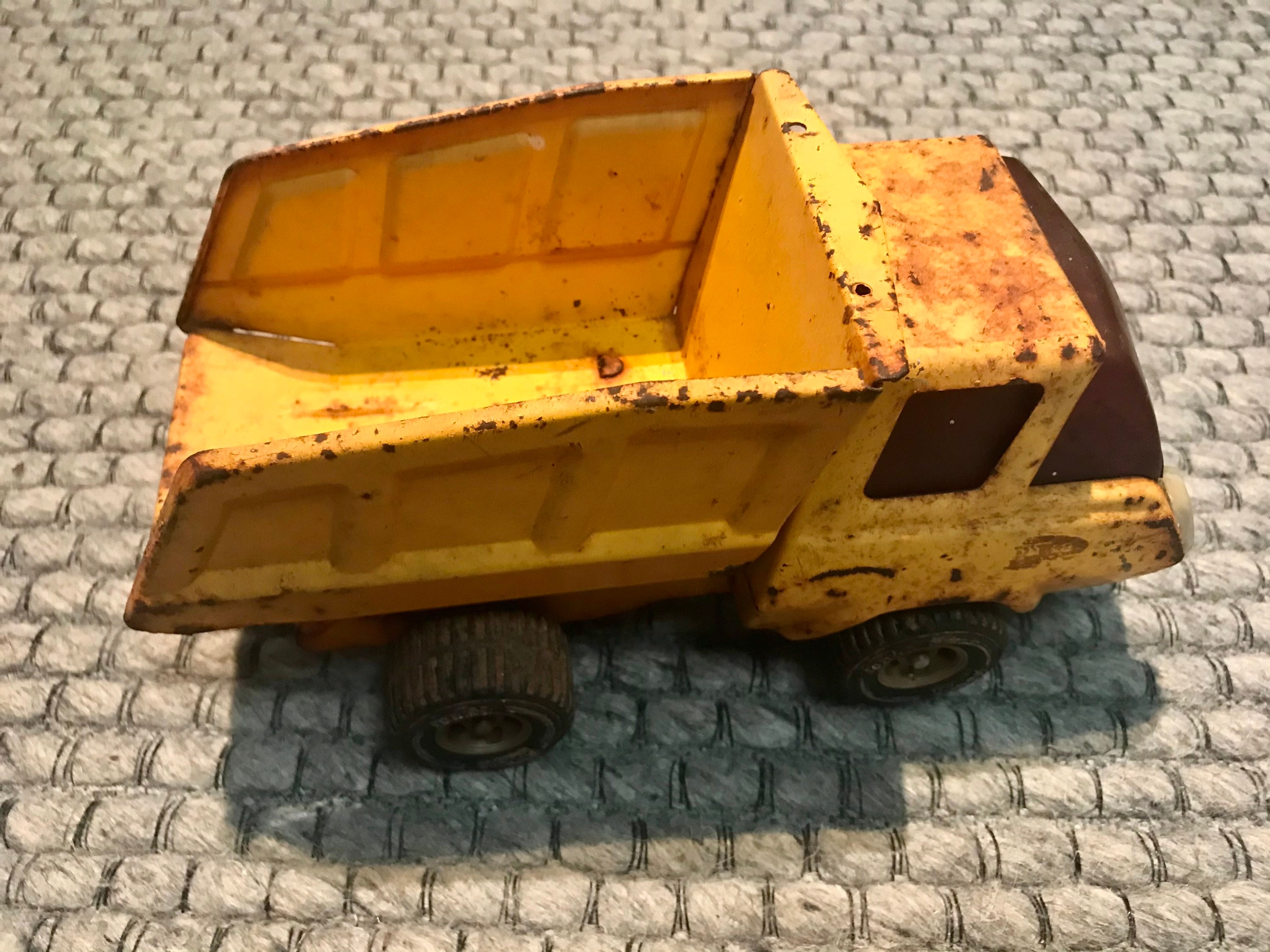 Camion Benne Tonka Années 1960 En Bois Jaune Rayé - Jouet Vintage Puissant
