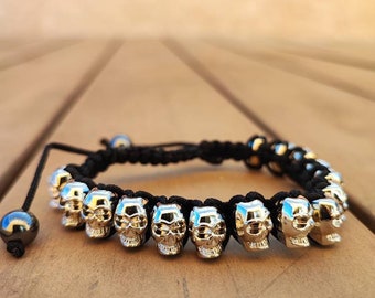 Sliding macramé skull bead bracelet