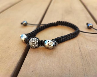 Pulsera macramé perlas calaveras