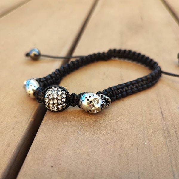 Bracelet macramé perles têtes de mort