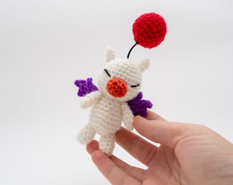 Wzór na amigurumi, wzór na mini pluszową zabawkę Moogle na szydełku, do pobrania w wersji cyfrowej