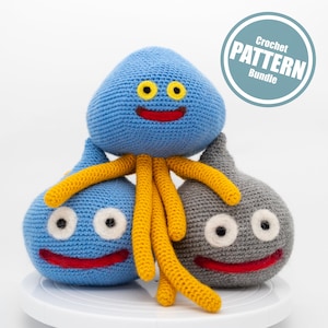 Puede incluir: Juguetes de slime de ganchillo en azul y gris con tentáculos amarillos y bocas rojas sonrientes. Los juguetes tienen ojos amarillos y están apilados. Un gráfico circular dice "Crochet Pattern Bundle."