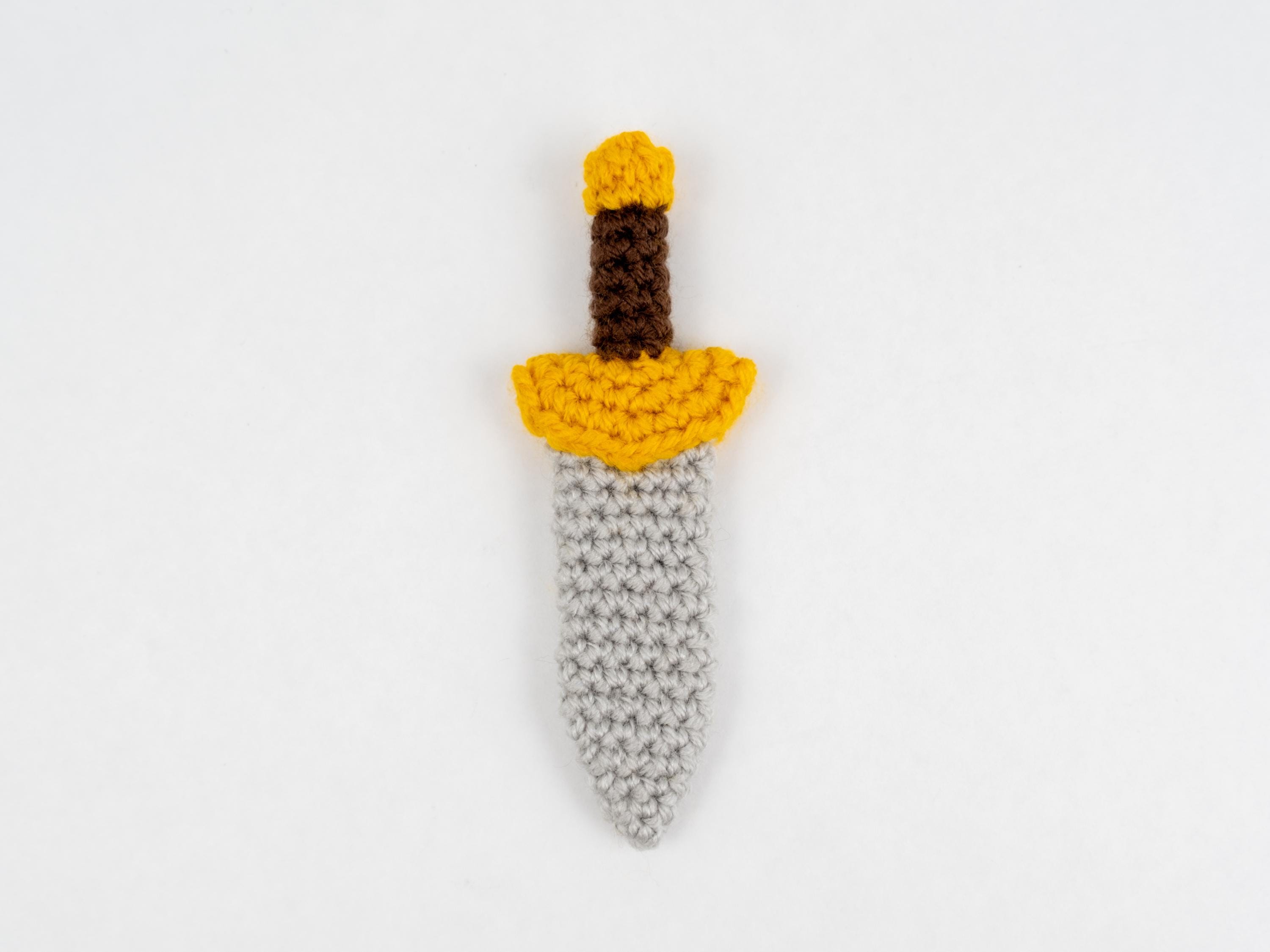 剣と盾のかぎ針編みパターンPDF：中世の編みぐるみ - 簡単に作れる