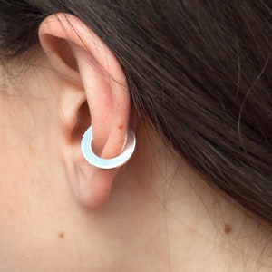 Disc ear cuff - Conch ear cuff - Huggie ear cuff - Ear cuff no piercing - No piercing sculptural earring - Modern thick ear cuff