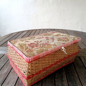 Boîte à couture rotin et scoubidou vintage, panier rotin, Rattan sewing box, 1930 image 2