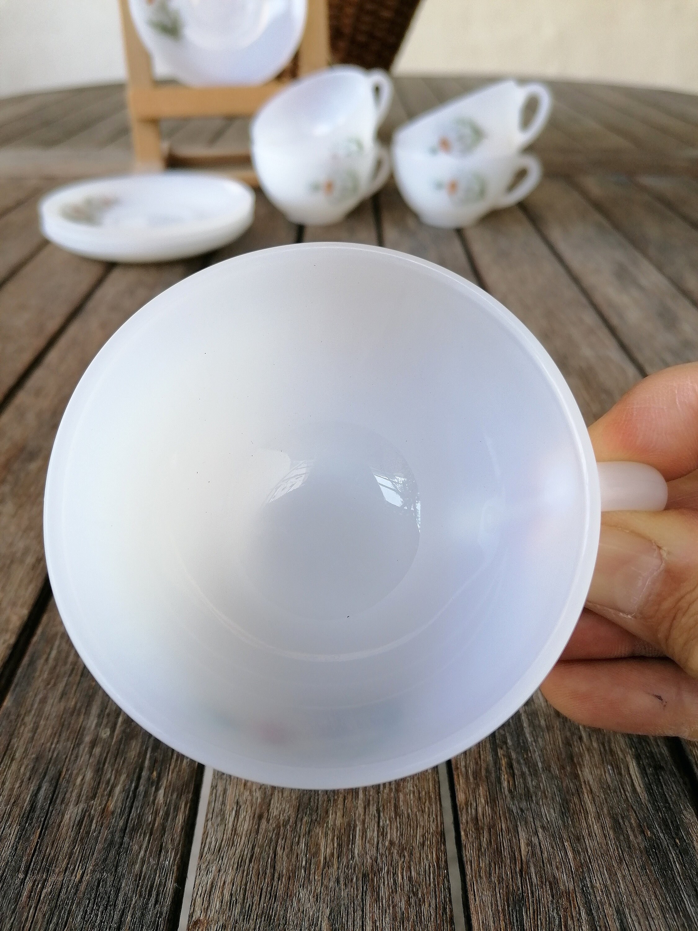 Lot Vintage : 5 Tasses Arcopal Blanc/bleu + Ustensiles De Cuisine En Corne - Années 1920-1949