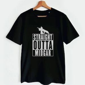 Peut inclure: T-shirt noir avec un graphisme blanc d'un personnage du jeu vidéo Final Fantasy VII. Le graphisme dit "Straight Outta Midgar".