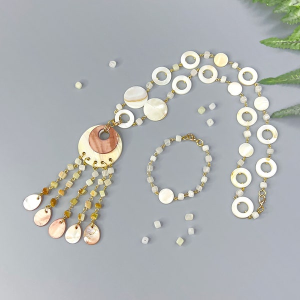 Ensemble collier et bracelet en nacre, Onyx blanc, Bijoux pierres naturelles, Collier femme léger, Sautoir, accessoires couleur or