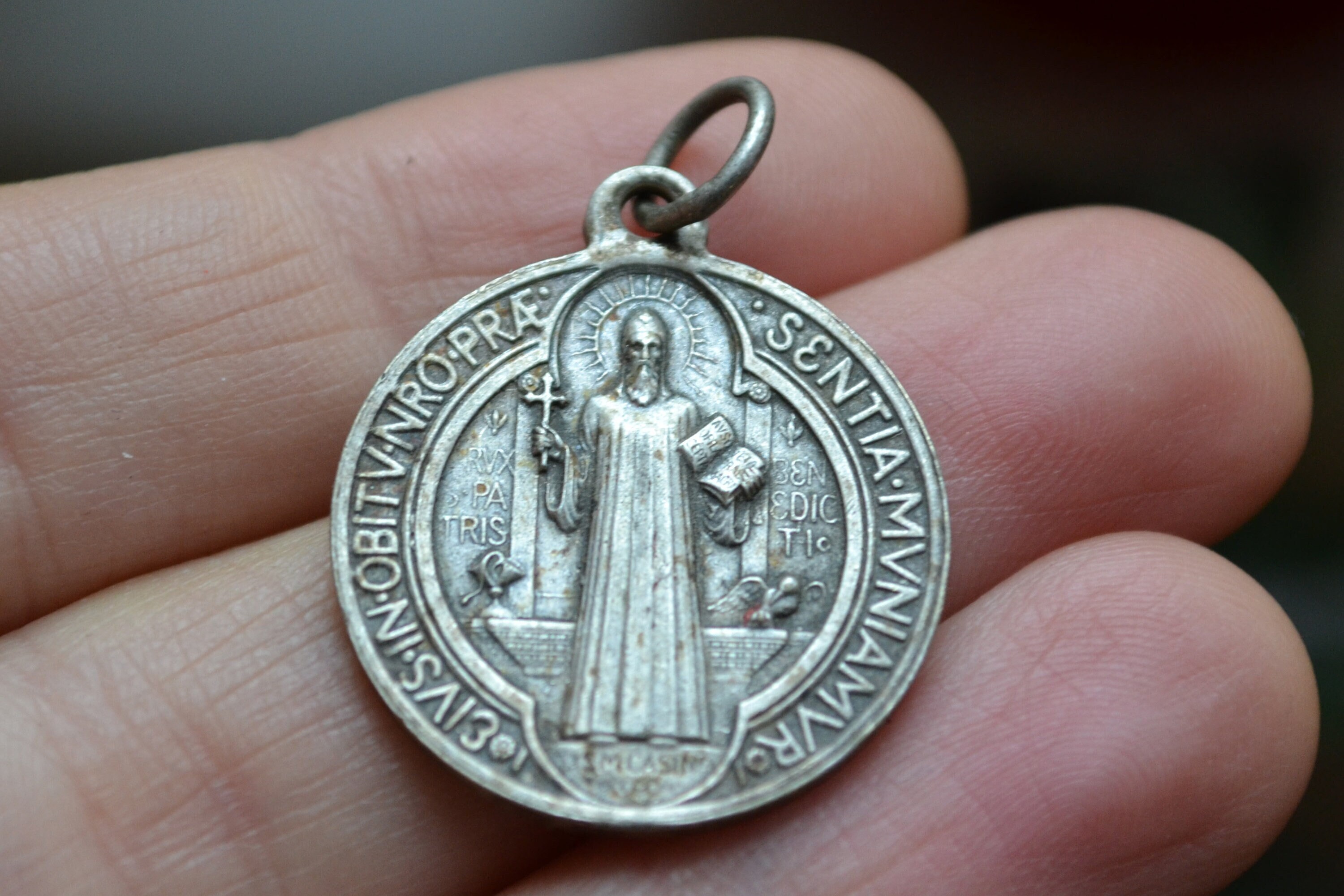 Saint Benoît, Grande Médaille Antique, Pendentif Religieux, Vintage Français, Saint Benedict Medal.