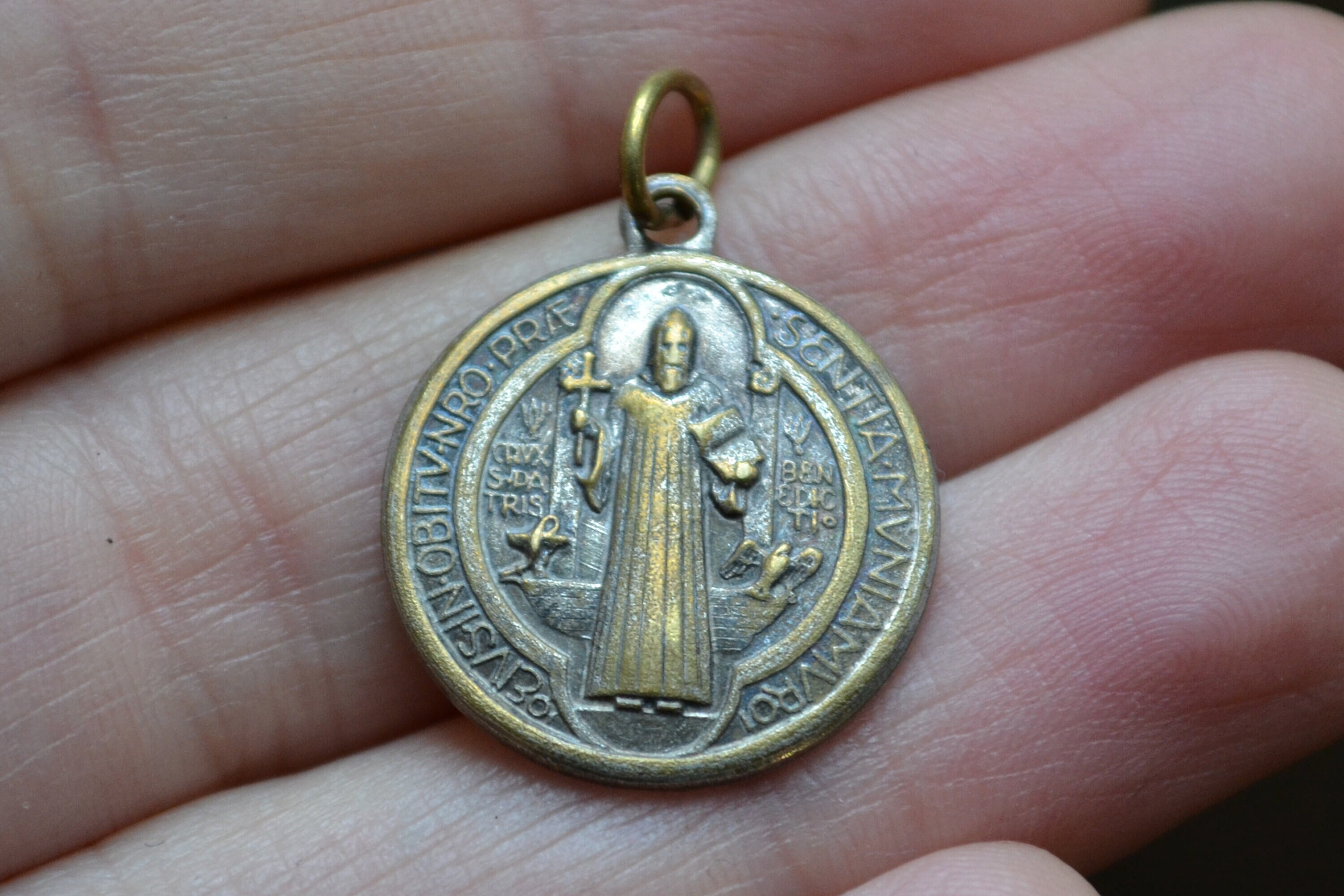 Saint Benoît, Médaille Antique, Pendentif Religieux, Vintage Français, Saint Benedict Medal.